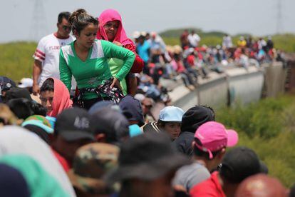 Migrantes centroamericanos, a hombros de 'La Bestia', recorren México de sur a norte con destino a EE UU, en una imagen de 2013.