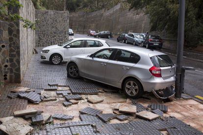 Varios coches han sufrido los daños causados por las fuertes lluvias en el Paseo Cerrado de Calderón en Málaga.