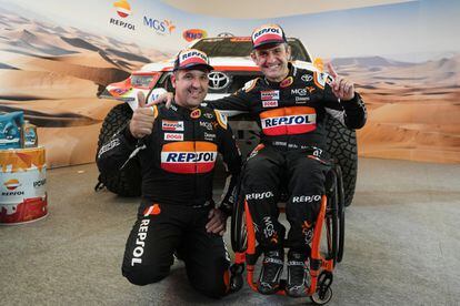 El piloto Isidre Esteve y su copiloto Txema Villalobos presentaron en Barcelona el equipo con el que participarán en el Rally Dakar. Pilotarán el nuevo Toyota Hilux T1+2023, que les permitirá “luchar de tú a tú” con todos los pilotos del rally.
