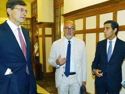 Vittorio Colao, CEO de Vodafone, Stephane Richard (presidente de Orange) y Jos&eacute; Mar&iacute;a Alvarez Pallete (presidente de Telefonica), en Santander.