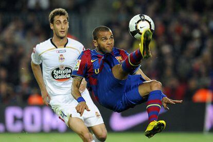 Alves remata de chilena ante Piscu y estrella el balón en el larguero.