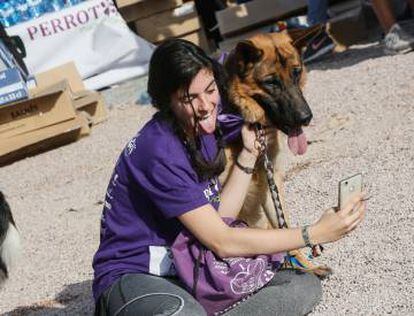 Dos de los participantes, humana y perro, en el Perrot&oacute;n haci&eacute;ndose un selfi.