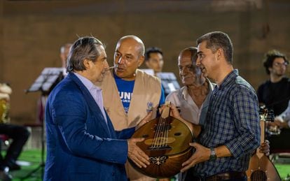 Riccardo Muti delivering a new 'ud' to one of the refugee Syrian musicians, last Saturday, in the Zaatari camp.