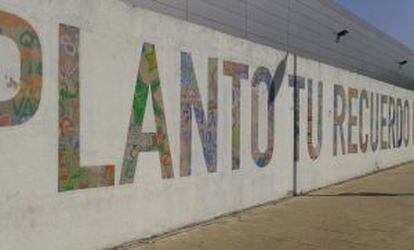 Mural de Boamistura en la Alameda de Osuna en recuerdo de las fallecidas del barrio en el Madrid Arena.