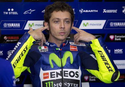 El piloto del equipo Yamaha, Valentino Rossi, en su box, tras los entrenamientos libres del Gran Premio de la Comunidad Valenciana de motociclismo, última carrera de la temporada de MotoGP, que se disputará el domingo en el circuito Ricardo Tormo de Cheste (Valencia).