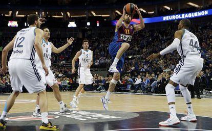 Navarro entra a canasta durante el partido ante el Madrid