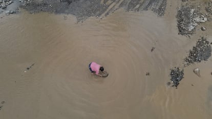 Kenia Argandoña mujer barranquillera de comunidad de Alacarani, lavando oro en la fosa hecha por la maquinaria.