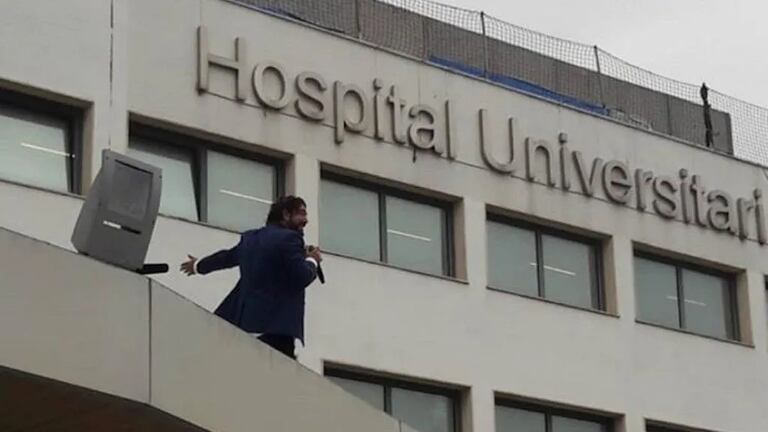 La Actuacion Sorpresa De Antonio Orozco En El Tejado Del Hospital De Bellvitge Videos El Pais