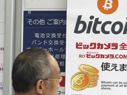 Publicidad de bitcoin en una tienda de Tokio, Jap&oacute;n. 