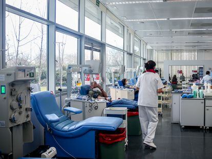 Varias personas donan sangre en el centro de transfusión de Valdebernardo, el pasado enero.