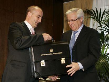 Miguel Sebasti&aacute;n y Joan Clos durante el traspaso de cartera en 2008.