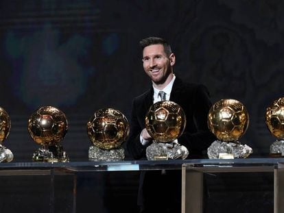 Messi, tras recibir su sexto Balón de Oro en París. 