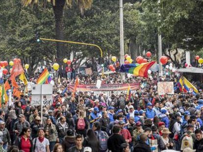 Los incidentes se han concentrado en Bogotá y en Valle del Cauca, donde hubo tres muertos. Las manifestaciones, en su mayoría pacíficas y rematadas por un cacerolazo, suponen la mayor ola de protestas contra el presidente