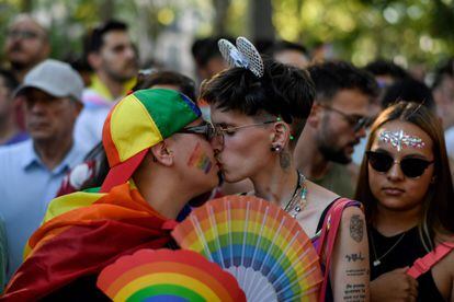 Una pareja se besa durante la marcha del Orgullo en Madrid.