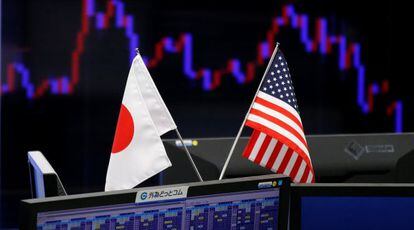 Banderas de Jap&oacute;n y EE UU en una firma de Bolsa de Tokio