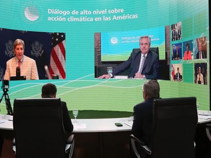 En la pantalla, el presidente de Argentina, Alberto Fernández, y el enviado especial para el Clima de los Estados Unidos, John Kerry.