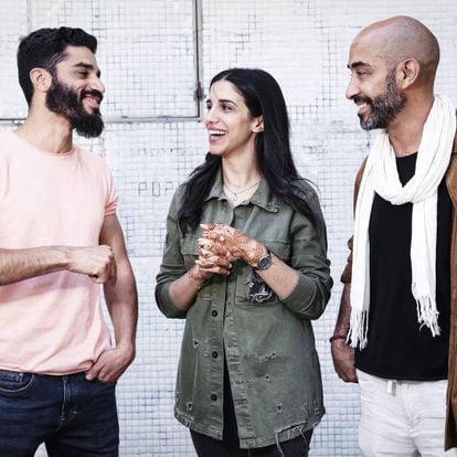 De izquierda a derecha, los actores Moussa Echarif, Somaya Taoufiki y Hicham Malayo, una mañana reciente en la plaza de la Luna de Madrid.