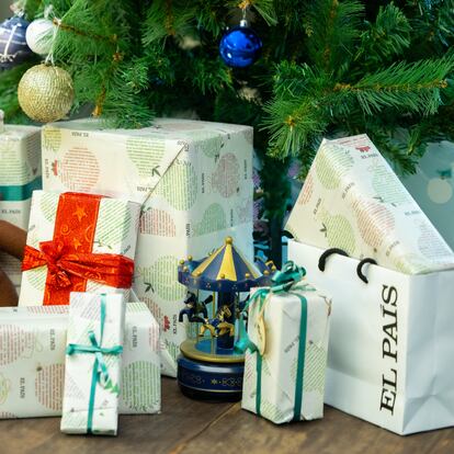 Ilustración de un árbol de Navidad con paquetes de regalo de EL PAÍS.