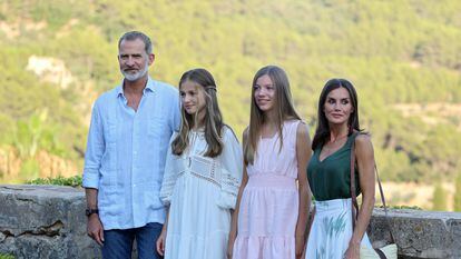 Felipe VI y doña Letizia, acompañados de sus hijas la princesa Leonor y la infanta Sofía, visitan la localidad mallorquina, este lunes.