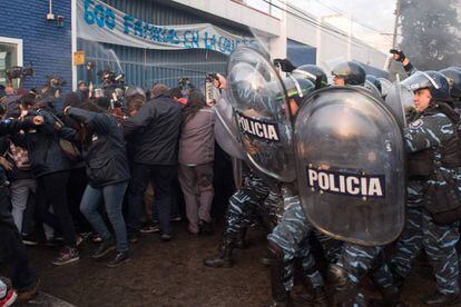 La policía reprime con gases la protesta de los trabajadores.
