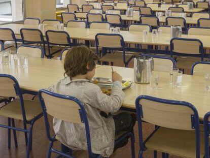 Un ni&ntilde;o en el comedor escolar.