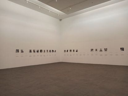 The assembly of the exhibition 'Stolen Lives' in 'Fragments, space for art and memory'.