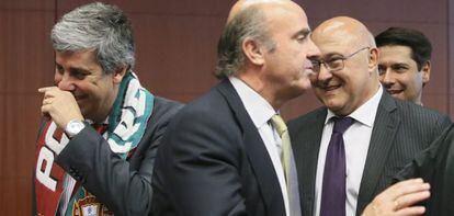 El ministro portugués de Finanzas Mario Centeno (i), junto al ministro español en funciones de Economía, Luis de Guindos (c) junto al ministro de Finanzas francés, Michel Sapin (d) ayer 11 de julio de 2016.
