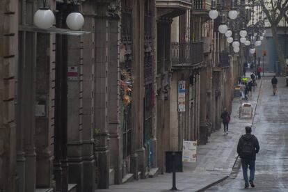 La calle de Ferran, una de las más afectadas por el cierre de tiendas y restauración, en octubre pasado.