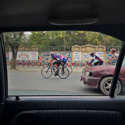 Un grupo de ciclistas adelantaba a un vehículo en una calle del centro de la capital.