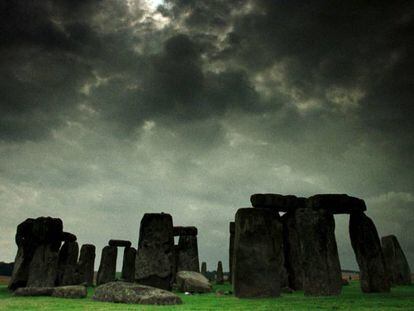 Conjunto monumental de Stonehenge, en Salisbury, Reino Unido, durante un eclipse (2001).