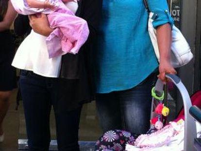 Alina A., con su bebé y su madre, en la puerta de los juzgados de inmigración de Los Ángeles.