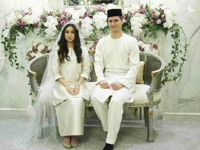 La princesa Tunku Tun Aminah Maimunah Iskandariah Sultan Ibrahim posa junto al holand&eacute;s Dennis Muhammad Abdullah durante su boda celebrada en Johor Baru (Malasia) este lunes.
