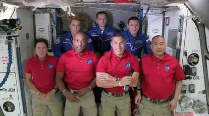 De izquierda a derecha, Shannon Walker, Victor Glover, Mike Hopkins y Soichi Noguchi, con la tripulación de la Estación Espacial Internacional.