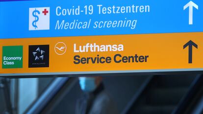 Control de test de coronavirus de Lufthansa en el aeropuerto de Fráncfort.