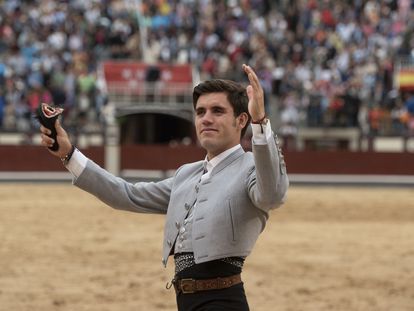 Guillermo Hermoso de Mendoza pasea la oreja del último toro de la tarde.