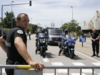 Un policia davant la fàbrica francesa on s'ha produït l'atemptat aquest divendres.