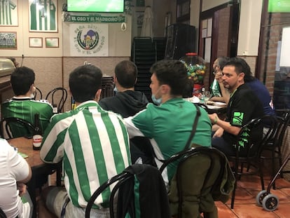 Peña Bética 'El Oso y el Madroño' durante el Sevilla-Betis del pasado jueves