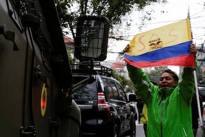 A protester, next to the security convoy that was transporting Jorge Glas to prison, on April 6, 2024. 