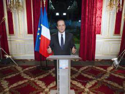 El presidente francés François Hollande da un mensaje por el fin de año desde el palacio del Elíseo en París, Francia hoy 31 de diciembre de 2012.