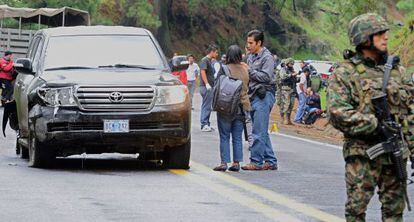 El veh&iacute;culo diplom&aacute;tico atacado en Morelos. 