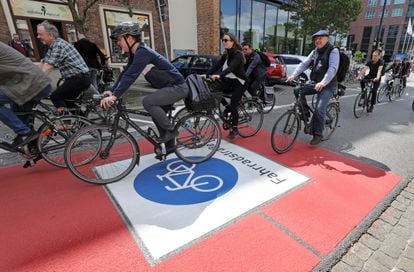 Marcha ciclista para inaugurar una nueva ciclovía en Rostock, Alemania.