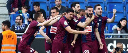 Los jugadores del Eibar celebran el gol de Lombán contra el Espanyol.