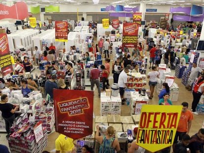 Decenas de clientes hacen sus compras en el Magazine Luiza de Aricanduva, al Este de S&atilde;o Paulo. 