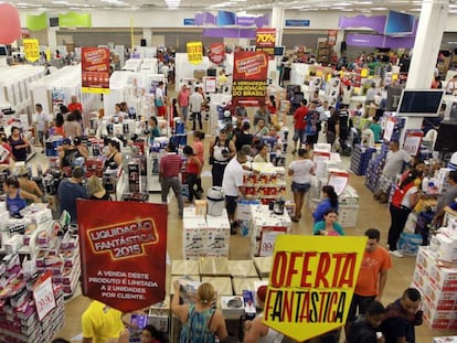 Decenas de clientes hacen sus compras en el Magazine Luiza de Aricanduva, al Este de S&atilde;o Paulo. 