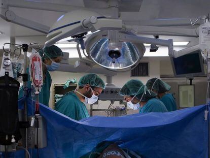 Operación en una sala del Hospital Clínic de Barcelona.