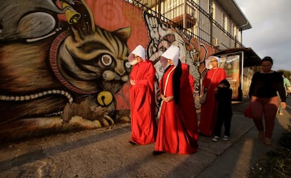 Activistas vestidos con un traje de la serie 'The Handmaid's Tale' participan en una manifestación contra las políticas propuestas por el candidato presidencial Fabricio Alvarado, un cristiano evangélico del Partido de la Restauración Nacional (PRN) en San José, Costa Rica, el 15 de marzo de 2018.