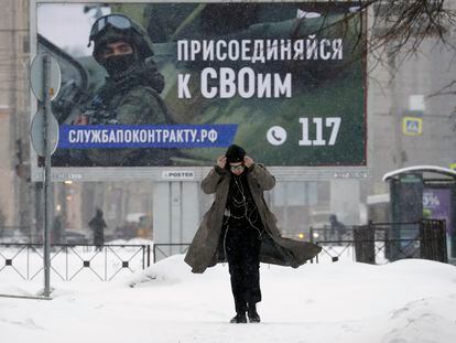 Un cartel de reclutamiento en San Petersburgo juega con las iniciales de la invasión de Ucrania, la "operación militar especial" de Putin, y el lema "únete a los tuyos".