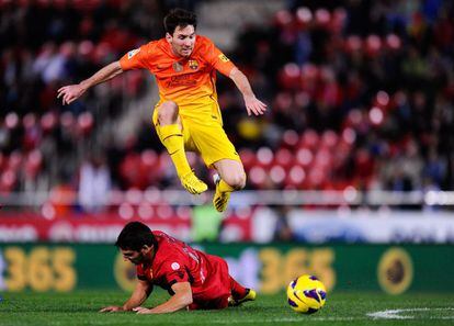 Messi salta a Bigas.