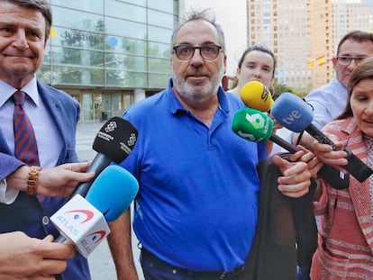 Vicente Cotino sale de los juzgados tras declarar por la operación Erial.