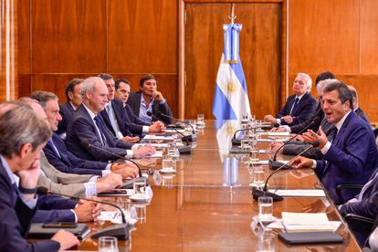 El ministro de Economía de Argentina, Sergio Massa (en el centro a la derecha) se reúne con los directivos de bancos en enero de 2023.